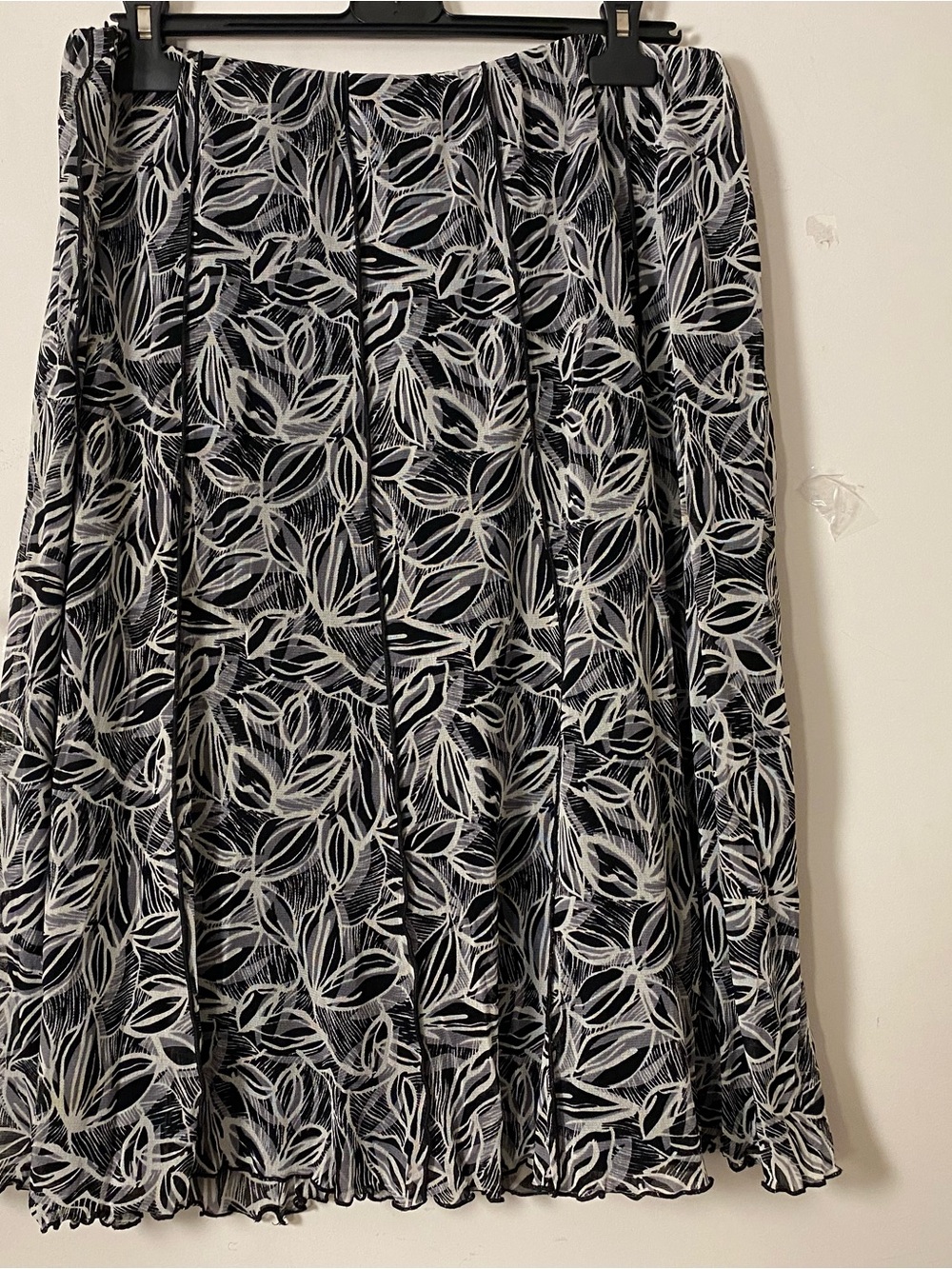 Black and White Leaf-Print Midi Skirt